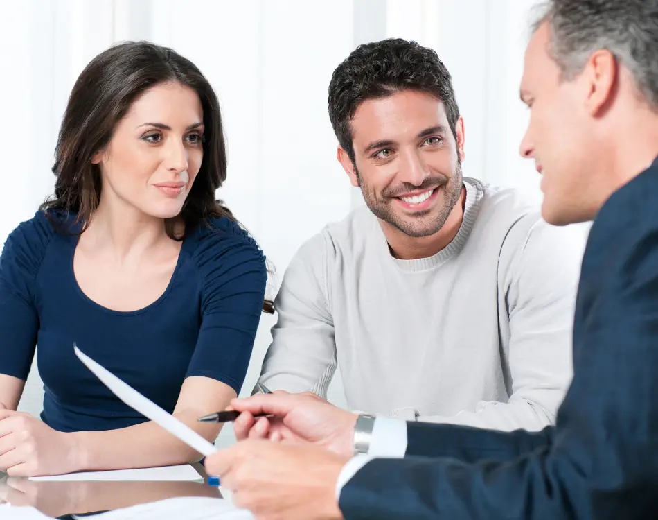 Couple in Miami meeting with Mi Propiedad Perfecta about credit and home buying