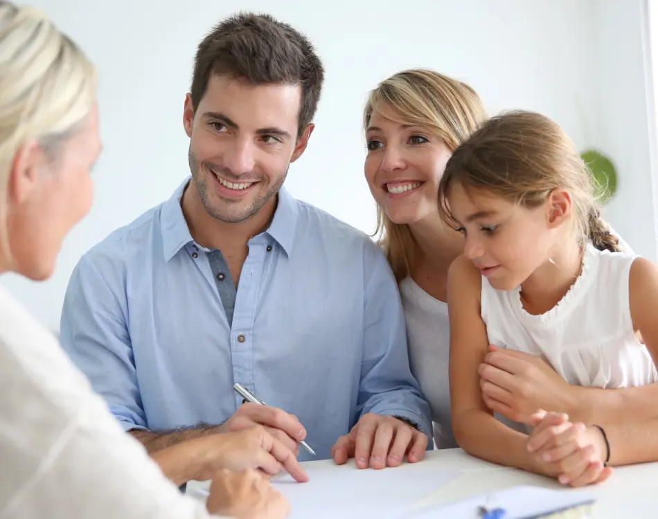 Real estate agent from Mi Propiedad Perfecta advising Miami homebuyers